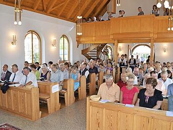 Gut besucht war der Jubiläumsgottesdienst in der Christuskirche: vorne von links Landrat Christian Meißner, Küpser Bürgermeister Herbert Schneider und Bürgermeister Christian Mrosek; vorne rechts der Zweite Vorsitzende des Kapellenbauvereins, Karl-Heinrich Sünkel. Fotos: Thomas Micheel