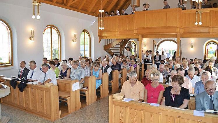 Gut besucht war der Jubiläumsgottesdienst in der Christuskirche: vorne von links Landrat Christian Meißner, Küpser Bürgermeister Herbert Schneider und Bürgermeister Christian Mrosek; vorne rechts der Zweite Vorsitzende des Kapellenbauvereins, Karl-Heinrich Sünkel. Fotos: Thomas Micheel