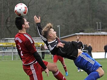 Steffen Büttner (li.) und die SpVgg Heßdorf sind im Achtelfinale des Totopokals gegen den SV Tennenlohe mit David Hinrichs (re.) ausgeschieden. Foto: Matthias Hofmann