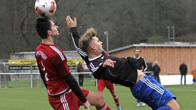 Steffen Büttner (li.) und die SpVgg Heßdorf sind im Achtelfinale des Totopokals gegen den SV Tennenlohe mit David Hinrichs (re.) ausgeschieden. Foto: Matthias Hofmann