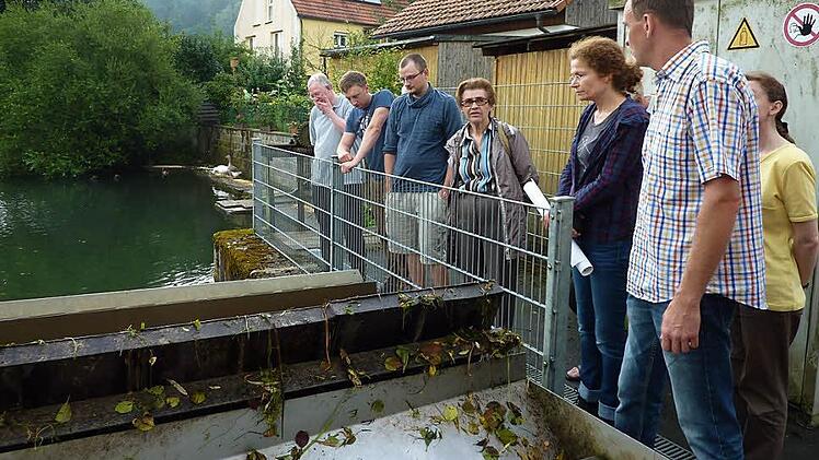 Die Besucher erfuhren viel Wissenswertes &uuml;ber das Ebermannstadter Kraftwerk.  Foto: Susanne Klemens