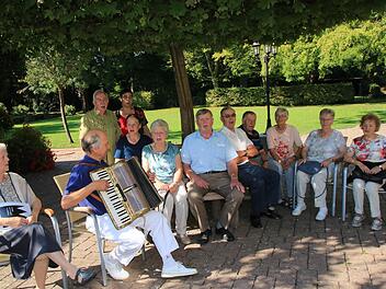Ehemalige Kirchemusikschüler treffen sich einmal im Jahr an ihrer alten Ausbildungsstätte, die heute die Pension "Hubertushof" ist. Es wird viel erzählt, aber zwischendurch auch musiziert. Foto: H. Beudert