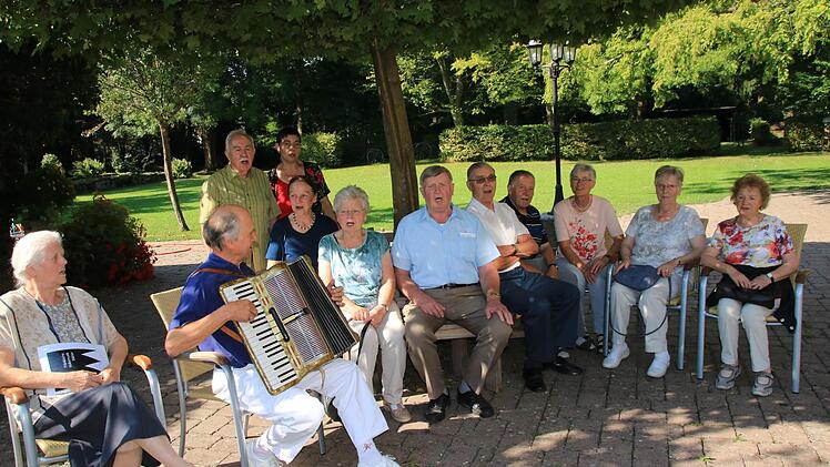 Ehemalige Kirchemusikschüler treffen sich einmal im Jahr an ihrer alten Ausbildungsstätte, die heute die Pension "Hubertushof" ist. Es wird viel erzählt, aber zwischendurch auch musiziert. Foto: H. Beudert