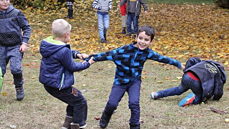 "Rund" im wahrsten Sinn des Wortes geht es im Garten der ehemaligen Akademie, wenn die Kinder der Mittagsbetreuung auftauchen. Foto: Helmut Will