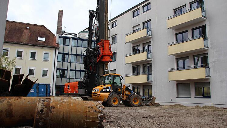 Im Innenhof des Krankenhauses St. Anna in Höchstadt haben die Bauarbeiten begonnen. Foto: Andreas Dorsch
