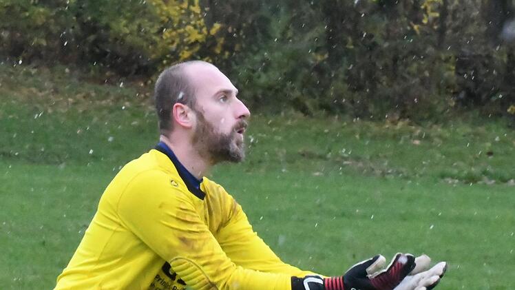 Elfershausens Torwart Bernd Kleinhenz fängt Schnee.Hopf