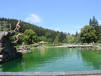 Das Naturerlebnisbad in Rothenkirchen ist idyllisch gelegen und bietet mehr Freizeitangebote als nur Schwimmen. An den Sonnentagen im Jahr 2017 hatten viele Besucher ihre Freude am kühlen Nass und den zahlreichen Freizeitangeboten rund um das Naturerlebnisbad. Archiv K.- H. Hofmann