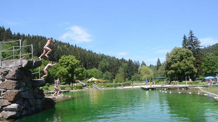 Das Naturerlebnisbad in Rothenkirchen ist idyllisch gelegen und bietet mehr Freizeitangebote als nur Schwimmen. An den Sonnentagen im Jahr 2017 hatten viele Besucher ihre Freude am kühlen Nass und den zahlreichen Freizeitangeboten rund um das Naturerlebnisbad. Archiv K.- H. Hofmann