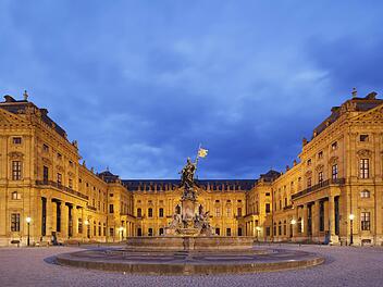 In Würzburg liegt ein Teil der Romantischen Straße. Hier sollte man auf jeden Fall einen Tag einplanen, um sich die Würzburger Residenz anzuschauen. Foto:  imago/imagebroker