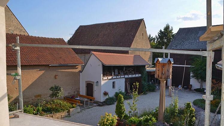 Blick vom offenen Arkadengang aus der Küche in den Innenhof. Leider im Augenblick noch mit einem Gerüst verstellt.Andrea Spörlein