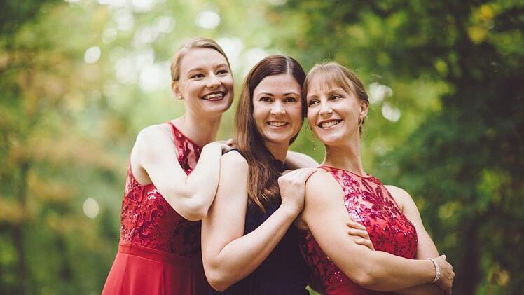 Diese drei Damen sind nicht nur auf der Bühne auf einer Wellenlänge: Lena Vogler (Mezzosopran), Esthea Kruger (Klavier) und Anna-Lena Müller (Sopran) präsentieren morgen Abend ihren Liederabend unter dem Motto "Liebe, Lust und Leid".  Foto: Florian Lill
