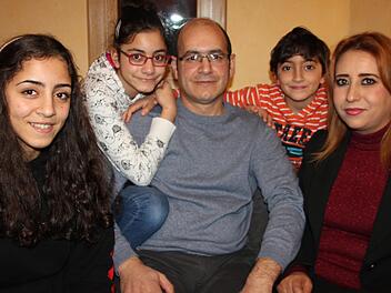 Die Kinder fühlten sich schneller heimisch als die Eltern, doch inzwischen ist die ganze Familie gut integriert (v. l.): Roaa, Manahel, Jamil Alsalim, Zain und Ehefrau Souad. Foto: Veronika Schadeck