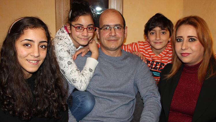 Die Kinder fühlten sich schneller heimisch als die Eltern, doch inzwischen ist die ganze Familie gut integriert (v. l.): Roaa, Manahel, Jamil Alsalim, Zain und Ehefrau Souad. Foto: Veronika Schadeck