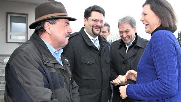 Der Humor kam bei Richard Rauh (links) nicht zu kurz, wie hier beim Besuch der Landtagspräsidentin Ilse Aigner beim CIK. Mit im Bild FW-Fraktionsvorsitzender Stefan Wicklein und Landrat Klaus LöfflerVeronika Schadeck