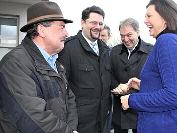 Der Humor kam bei Richard Rauh (links) nicht zu kurz, wie hier beim Besuch der Landtagspräsidentin Ilse Aigner beim CIK. Mit im Bild FW-Fraktionsvorsitzender Stefan Wicklein und Landrat Klaus LöfflerVeronika Schadeck