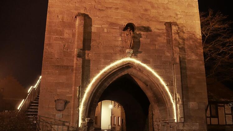 In den Abendstunden beleuchten jetzt auch Lichterketten den Münnerstädter Stadtturm. Fotos: Heike Beudert