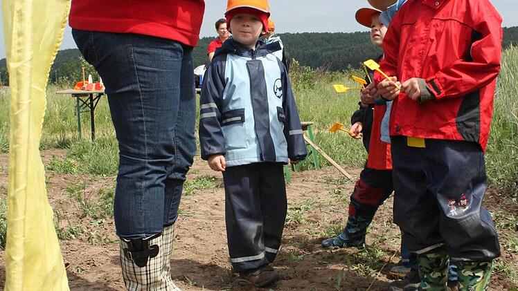 Die Kinder beim Pflanzen.