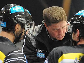 Bayreuths Coach Sergej Waßmiller instruiert seine Spieler. Archivfoto: Peter Mularczyk