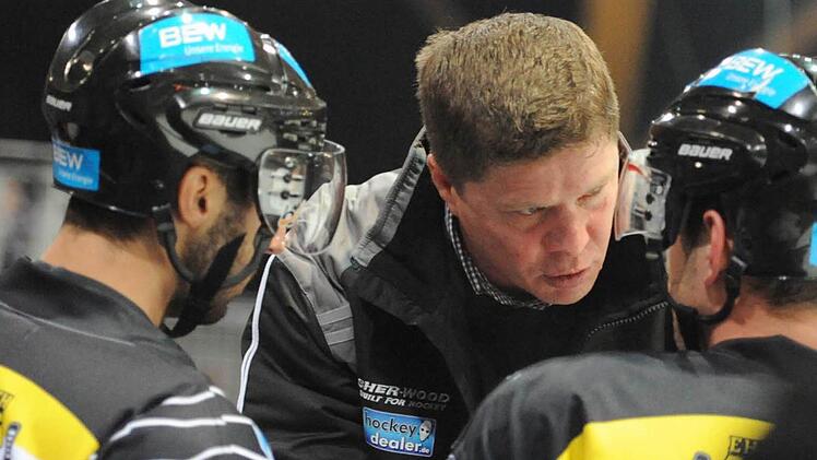 Bayreuths Coach Sergej Waßmiller instruiert seine Spieler. Archivfoto: Peter Mularczyk
