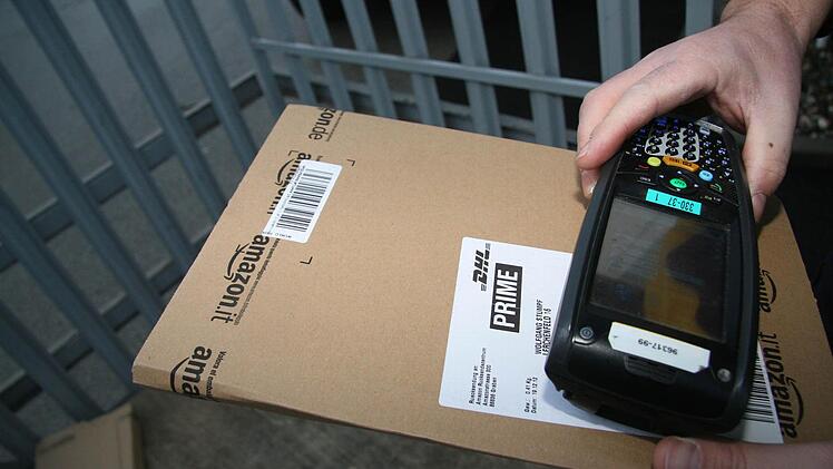 Pakete mit dem Prime-Aufkleber von amazon sind besonders eilig: Die Kunden zahlen einmalig im Jahr 29 Euro - und bekommen dann ohne Mindestbestellwert, Gratis-Lieferung am Tag nach dem Auftrag. "Wir erreichen die Quote bei 97,5 Prozent, manchmal sogar bei 98 Prozent", zieht der Qualitätsmanager Bilanz. Fotos: Sonja Adam