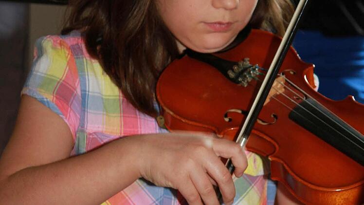 Selbstsicher spielte Bonny Adam - begleitet von Christine Hubert am Klavier - das Wiegenlied von Natalja Baklanowa.