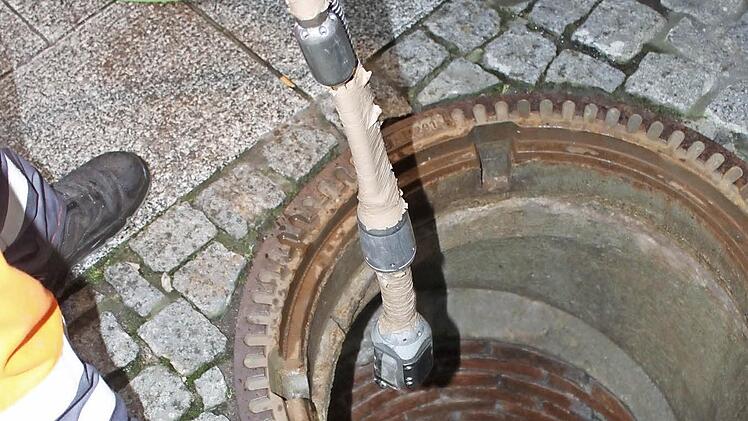 Hier wird die Kamera in einen rund vier Meter tiefen Schacht in der Spargasse hinunter gelassen. Foto: Mäuser