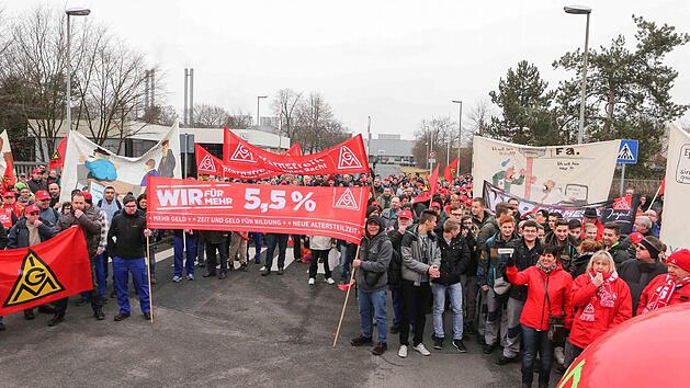 "Wir f&uuml;r Mehr": Mit Trillerpfeifen und Plakaten machen die Streikenden auf ihre Forderungen aufmerksam. Foto: RiegerPress