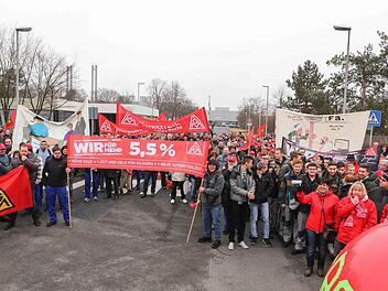 "Wir für Mehr": Mit Trillerpfeifen und Plakaten machen die Streikenden auf ihre Forderungen aufmerksam. Foto: RiegerPress