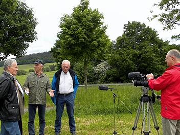 Zeitzeugen bei Grenzöffnung von Burggrub-Neuhaus-Schierschnitz 1989 mit (von links) Stockheims Bürgermeister Albert Rubel, DDR-Oberstleutnant Reiner Krause sowie Heinrich Gehring vom Straßenbauamt Kronach. Rechts Filmemacher Rainer Steiger aus Neukenroth Foto: Gerd Fleischmann