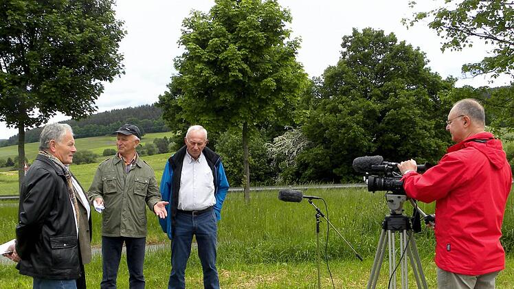 Zeitzeugen bei Grenzöffnung von Burggrub-Neuhaus-Schierschnitz 1989 mit (von links) Stockheims Bürgermeister Albert Rubel, DDR-Oberstleutnant Reiner Krause sowie Heinrich Gehring vom Straßenbauamt Kronach. Rechts Filmemacher Rainer Steiger aus Neukenroth Foto: Gerd Fleischmann