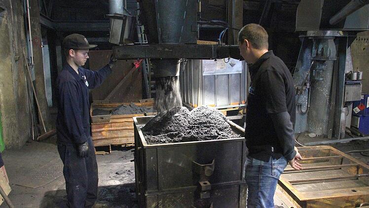 Für große Gussteile kann man die Kernschießmaschine nicht einsetzen. Da ist Handarbeit gefragt. Foto: Friedwald Schedel