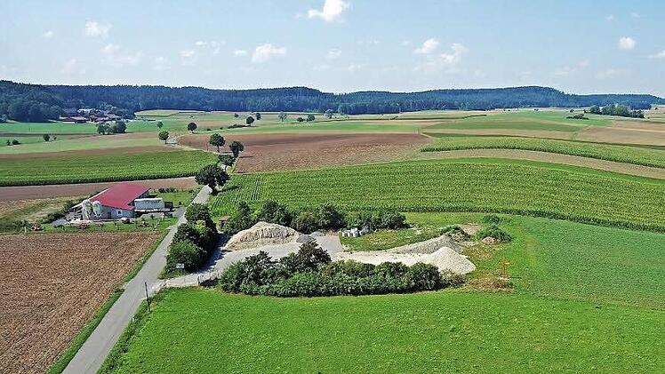 blick über das Areal, bei Neida, auf dem der Verkehrslandeplatz entstehen soll. Die Hügel sind höher, als es die Richtlinien in der Nähe von Flugplätzen erlauben. Nun wurde untersucht, ob das die Sicherheit am geplanten Flugplatz beeinträchtigt. Foto: Volkmar Franke/www.hochbild-design.de