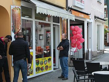 In dem Gebäude, in dem der Döner-Imbiss am Holzmarkt untergebracht ist, fand am Vormittag eine Durchsuchungsaktion statt. Es ging um Rauschgift, wie die Polizei mitteilte. Fotos: Peter Müller