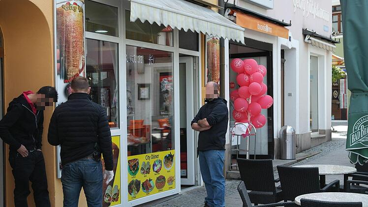 In dem Gebäude, in dem der Döner-Imbiss am Holzmarkt untergebracht ist, fand am Vormittag eine Durchsuchungsaktion statt. Es ging um Rauschgift, wie die Polizei mitteilte. Fotos: Peter Müller