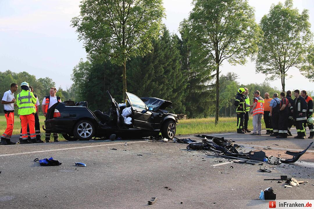 Großeibstadt: Tödlicher Unfall - Autos kollidieren frontal