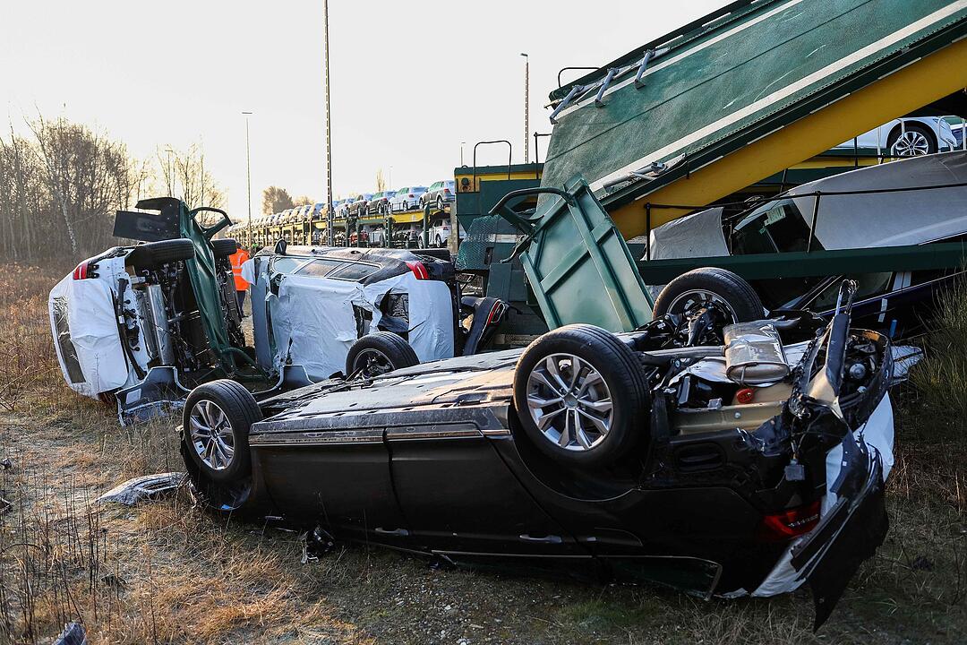 Güterzüge krachen ineinander: Waggons entgleisen