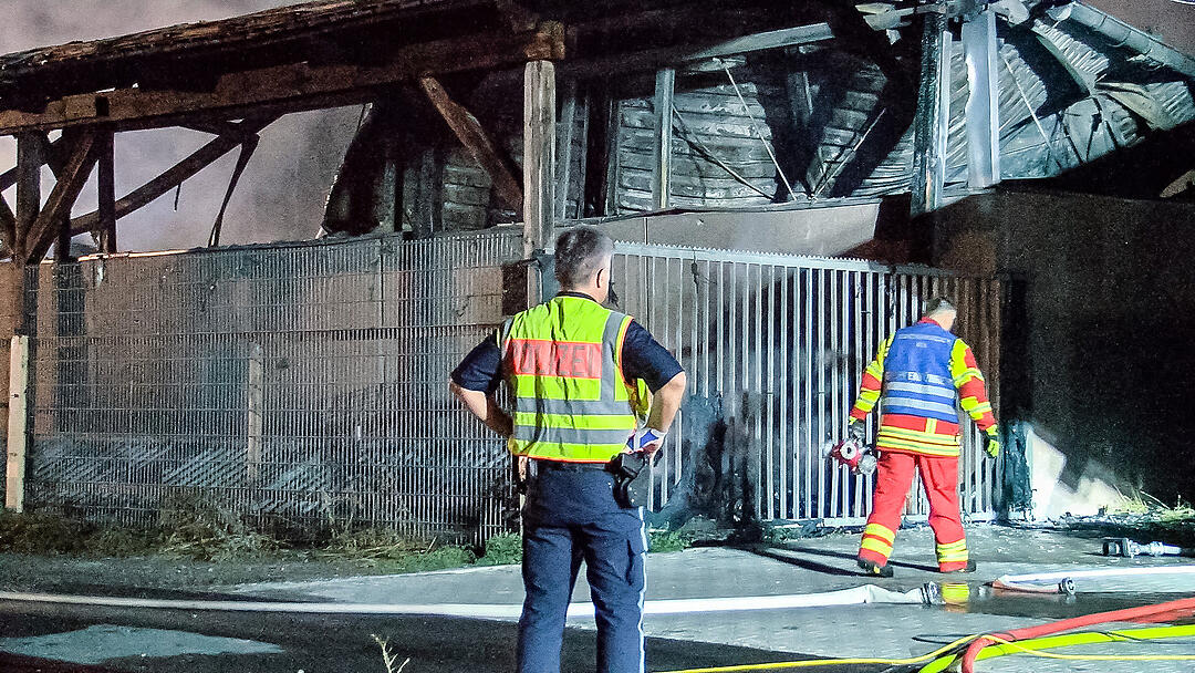 Fahrzeughalle im Kreis Kitzingen komplett ausgebrannt