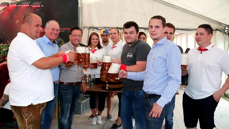 Auf eine friedliche Kerwa stießen an (von links): Marco Tratz, Martin Oberle, Karsten Fischkal, Julian Eibert, Hans-Günter Wirth