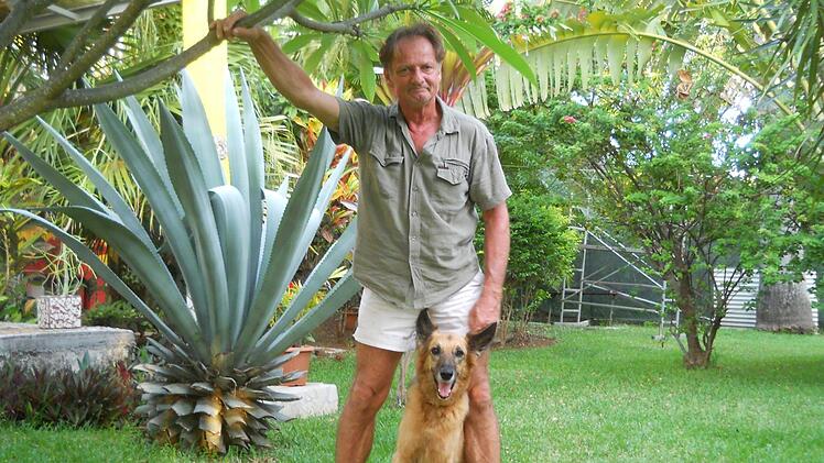 Claus Köhler im Garten seiner Pension im Süden von La Réunion. Der 58-Jährige hat sich vor allem auf deutsche sowie englischsprachige Gäste spezialisiert.  Fotos: Daniela Egert/Janina Willrich/ Claus Köhler
