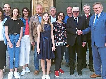 Das Bild zeigt Jubilar Ottmar Gerber (Vierter von rechts) mit Ehefrau Gisela (Sechste von rechts) im Kreise der Familienangehörigen und weiterer Gratulanten. Mit auf dem Bild sind Bürgermeister Hans Pietz (Zweiter von rechts), Sparkassendirektor Klaus-Jürgen Scherr (Dritter von rechts) und Bürgermeister Peter Ebertsch aus Tettau (Sechster von links). Foto: Karl-Heinz Hofmann