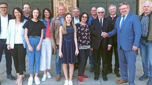 Das Bild zeigt Jubilar Ottmar Gerber (Vierter von rechts) mit Ehefrau Gisela (Sechste von rechts) im Kreise der Familienangehörigen und weiterer Gratulanten. Mit auf dem Bild sind Bürgermeister Hans Pietz (Zweiter von rechts), Sparkassendirektor Klaus-Jürgen Scherr (Dritter von rechts) und Bürgermeister Peter Ebertsch aus Tettau (Sechster von links). Foto: Karl-Heinz Hofmann