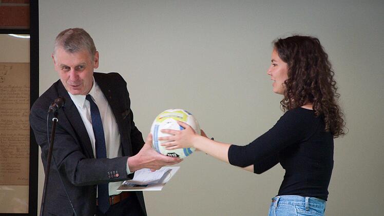 2. Bürgermeister Jürgen Pfister und Susanne Schroll spielen sich den "fairen Ball" zu. Ingo Queck