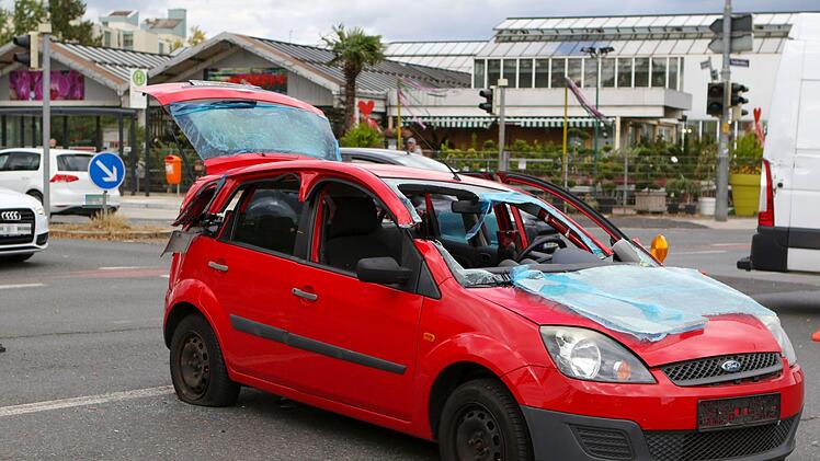 Auf einer Kreuzung in N&uuml;rnberg stie&szlig;en am Montagmittag zwei Fahrzeuge zusammen. Foto: NEWS5 / Friedrich