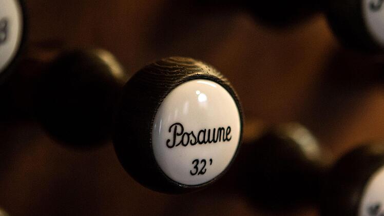 Mächtig große neue Pfeifen in zwei Bass-Registern hat die SChuke-Orgel in der Coburger Morizkirche erhalten.Foto: Jochen berger