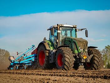 Ein Traktor wie dieser war in Mittelfranken in einen Verkehrsunfall verwickelt. Symbolfoto: Countrypixel/Adobe Stock