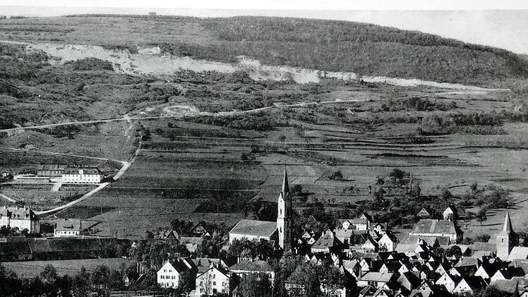 Die Ansichtskarte aus den vierziger Jahren des vorigen Jahrhunderts zeigt den Hasenberg noch völlig unbebaut. Links unten ist das damalige Krankenhaus zu sehen und darüber das Arbeitsdienstgebäude.