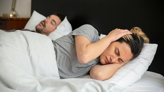 Schnarchen bringt nicht nur den Bettnachbarn um seinen Schlaf, sondern ist auch für den Schnarchenden selbst ein Problem.