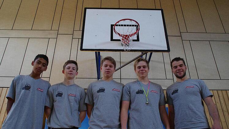 In der Halle der Turnerschaft spielten die Schüler der vierten Klassen Basketball. Foto: Marco Meißner