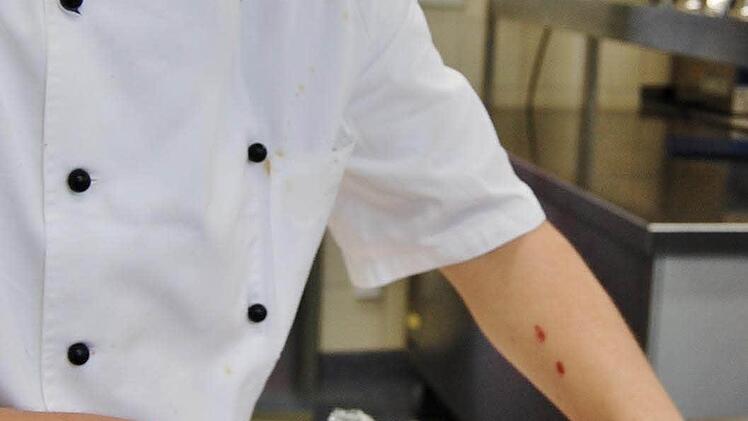 Koch-Azubi Markus Joyko vom Rhön-Klinikum Bad Neustadt beim Zerteilen der Lachspastete