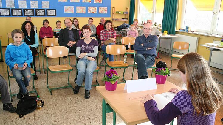Aus verschiedenen Schulen im Landkreis waren die Schüler zum Wettbewerb nach Mühlhausen gekommen. Die Eltern hörten aufmerksam zu. Foto: Evi Seeger